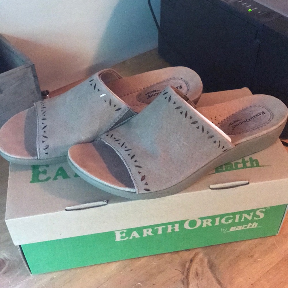 Earth Origins Valorie slip on sandal Size 9